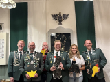v.l.: 1. Vorsitzender Felix Kemper, Christian Schütz, Udo Kretzer, neuer Schützenkönig Max Scholl, Samantha Krah, Niko Harms